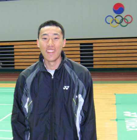 服兵役归来第一天的朴成焕新浪体育讯 3月23日,上午十点半,李矛教练