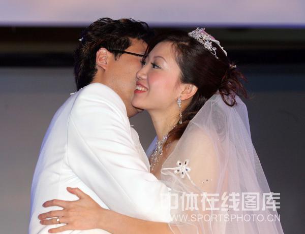 北京时间4月25日,知名乒乓球选手李佳薇在北京饭店和爱人李超举行了
