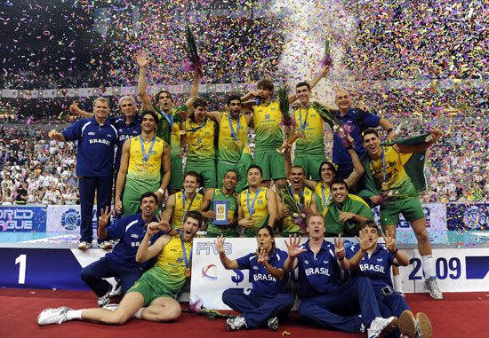 总决赛在贝尔格莱德落下帷幕,客场作战的巴西男排最终耗时1小时48分钟