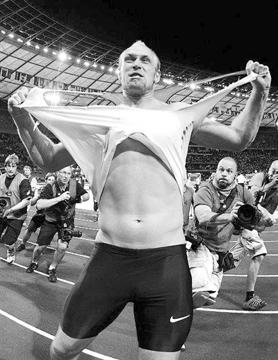 东道主猛男铁饼掷出冠军 超常发挥撕衣庆祝引记者