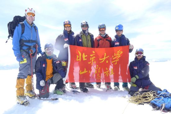 北大山鹰社梦圆祁连山 完美自主攀登素珠链峰(图)