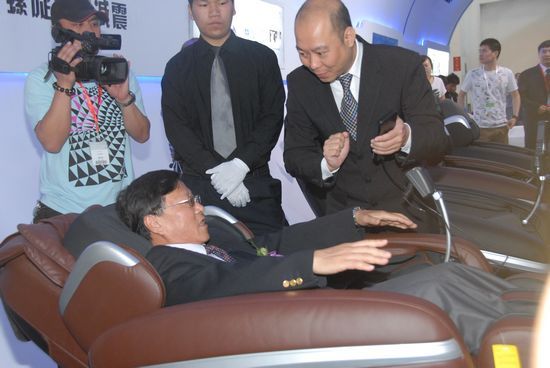 国家体育总局段世杰副局长现场体验舒华按摩椅
