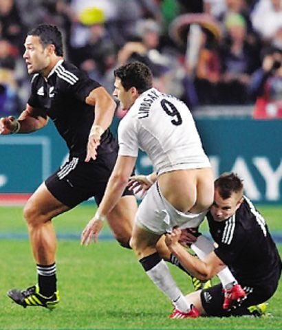 不慎走光(图片来源:汉网)27日 ,在香港大球场举行的