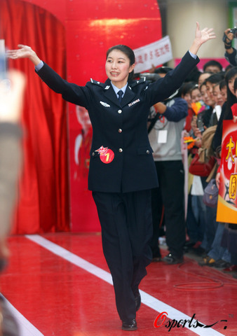 图文辽宁选拔奥运火炬手女警花出场引满堂彩