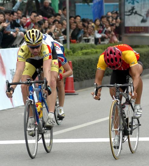 图文-环南中国海国际公路自行车赛 低头冲刺撞线