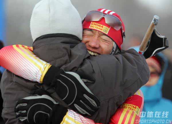 图文-冬运会越野滑雪短距离传统赛 李阁亮兴奋异常