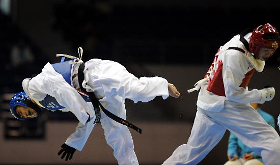 图文全国跆拳道锦标赛男子84公斤级一脚后踢腿
