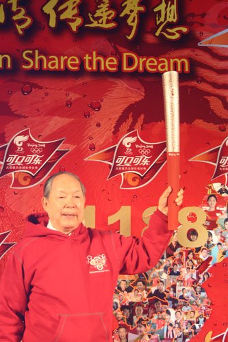 图文可口可乐火炬手奥运第一人刘长春之子刘鸿亮