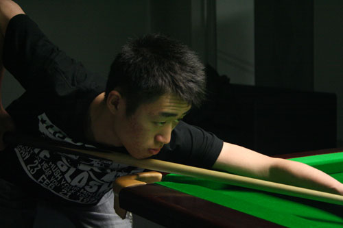 图文-斯诺克世锦赛中国球员赛前训练 刘闯积极备战