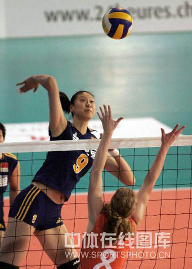 图文-瑞士女排精英赛中国3-0荷兰 赵蕊蕊发动进攻
