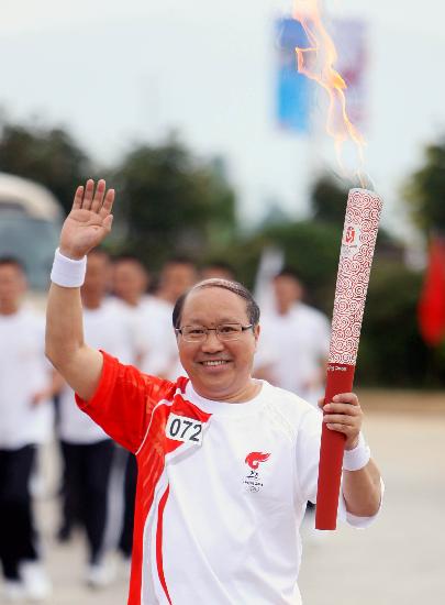 图文-奥运圣火云南丽江传递 马胜荣英姿飒爽