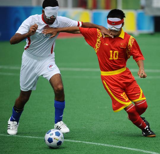 图文残奥会五人制足球赛况郑文发与对手拼抢