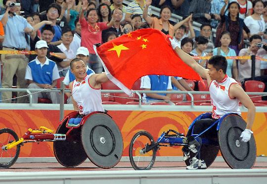 图文-中国获男子4x100米接力金牌 五星红旗飘扬