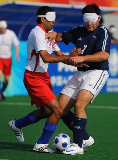 图文五人制足球赛阿根廷胜英国阿根廷队球员拼抢