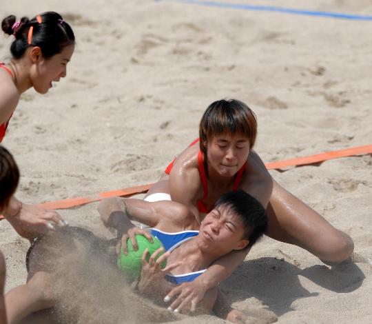 图文-亚洲沙滩运动会女子手球 双方争夺非常激烈