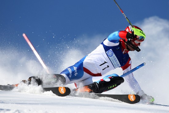 图文高山滑雪男子全能赛况出色的驾驭能力