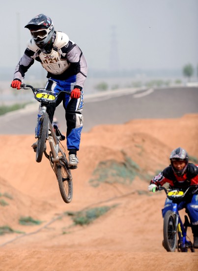 图文-全国自行车bmx锦标赛将举行 选手全副武装