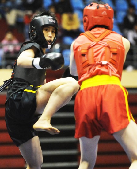 图文-全运会女子武术散打预赛 吉林选手鄂美蝶出腿