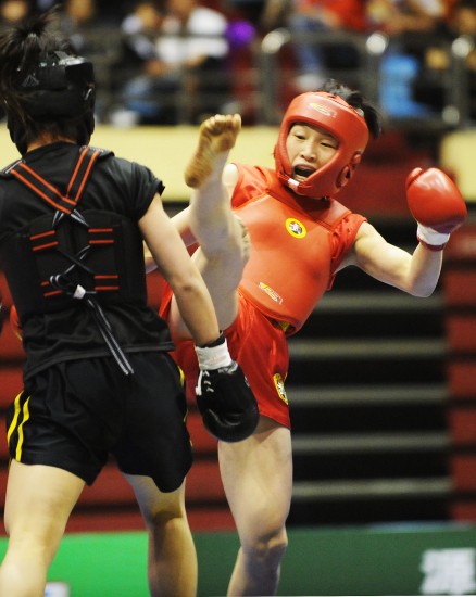 图文-全运会女子武术散打预赛赛况 左佩佩劈腿