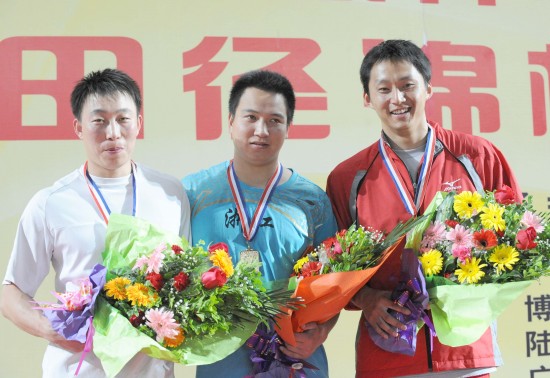 浙江选手王青波(中),辽宁选手赵庆刚(左)和上海选手陈奇在男子标枪