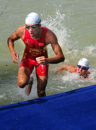 图文全国铁人三项锦标赛赛况游泳之后全力上岸