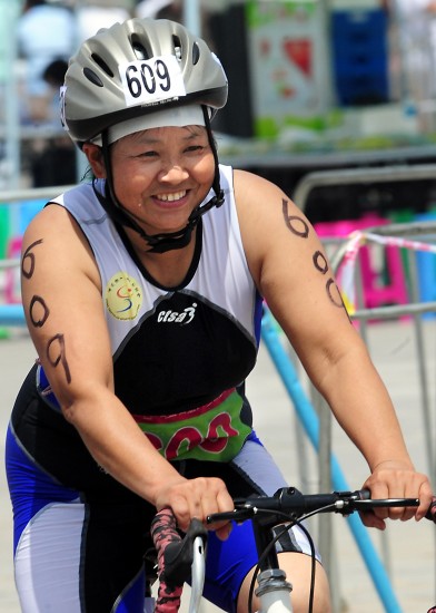 图文-铁人三项快乐体验赛 女选手在自行车比赛中