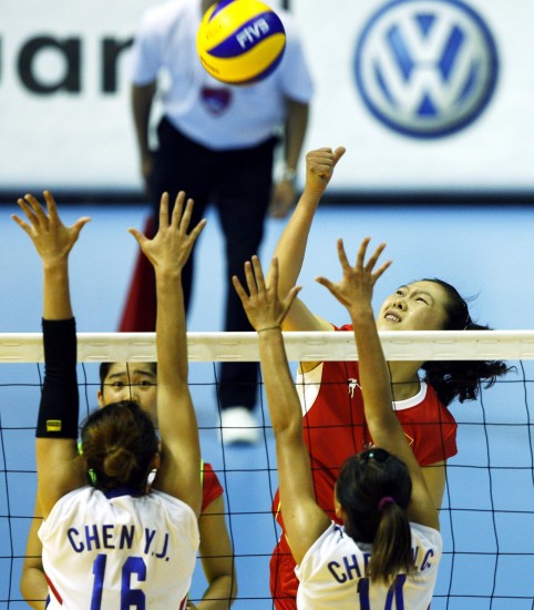 图文-大运会女排赛中国队胜中华台北 王莉吊球