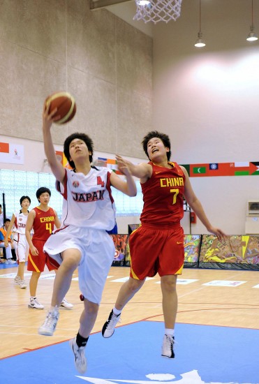 图文亚青会女子三人篮球决赛中国队员积极防守