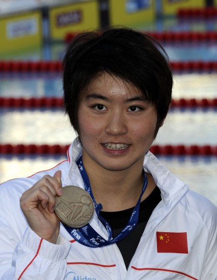 图文游泳世锦赛焦刘洋100米蝶泳摘铜展示奖牌