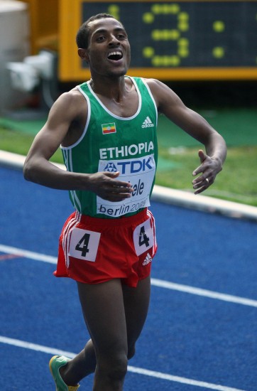 图文贝克勒夺男子5000米冠军冲击终点瞬间