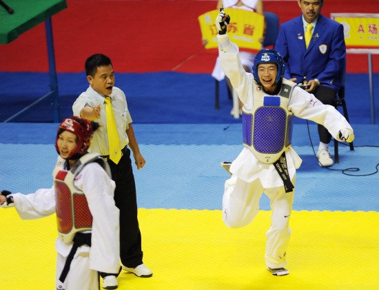 图文-十一运会跆拳道11日赛况 张华欢呼庆贺夺冠