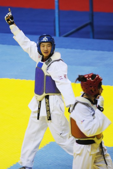 图文-十一运会跆拳道11日赛况 张华高举手臂剑指胜利
