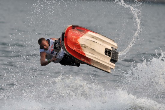 图文-水上摩托世锦赛(柳州站)开赛 空中侧面滑行