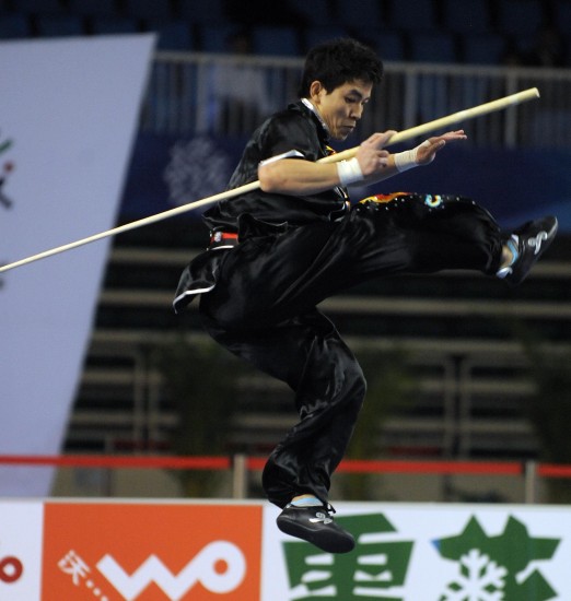 图文-吕勇绪获套路男子刀棍全能金牌 空中旋风腿