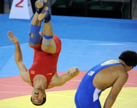 图文-全运古典跤男子96公斤级 姜华琛翻筋斗庆功