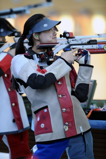 图文女子10米气步枪团体决赛解放军队选手殷雯