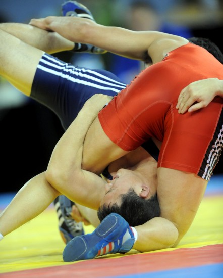 (全运会)(2)摔跤——男子自由式60公斤级赛况10月19日,张小兵(右)在