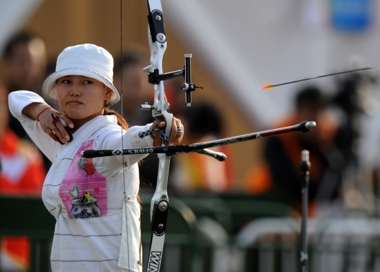 图文-全运会女子射箭个人决赛 郭发萍沉着放箭