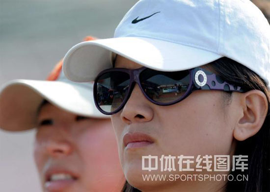 图文-张娟娟现身射箭赛场为丈夫助威 关注场上表现_综合体育_nike新浪