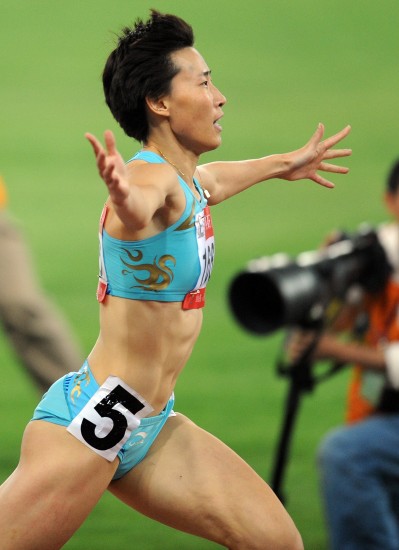 图文黄潇潇夺得女子400米栏冠军张开双臂庆祝