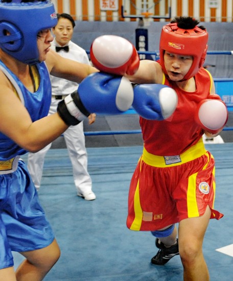 图文全国女子拳击冠军赛赛况李金子乘胜追击