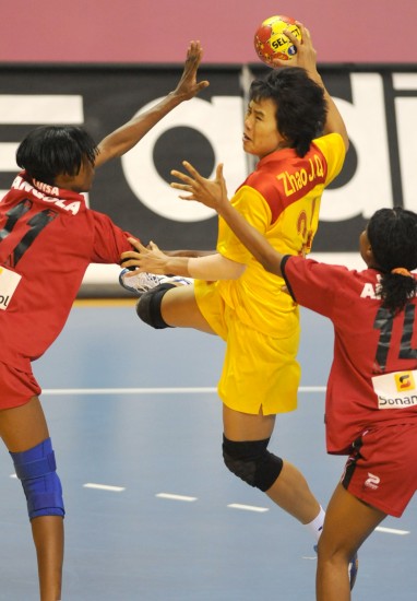 图文-女子手球世锦赛中国第十二 攻门瞬间飞身一跃