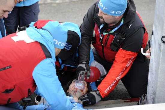 图文格鲁吉亚运动员诺达尔意外死亡现场紧急抢救
