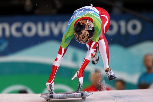 图文女子俯式冰橇19日赛况加拿大选手赶车