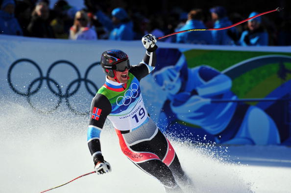 图文高山滑雪男子超级大回转风驰电掣般抵达终点