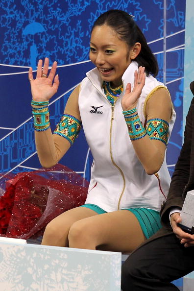 图文冬奥花滑女单自由滑安藤美姬打招呼