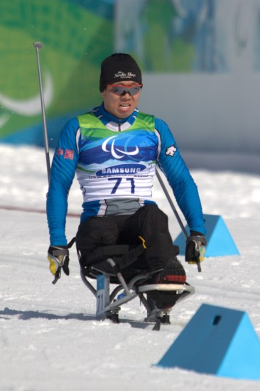 图文越野滑雪男子坐式10公里付春山雪地中前行