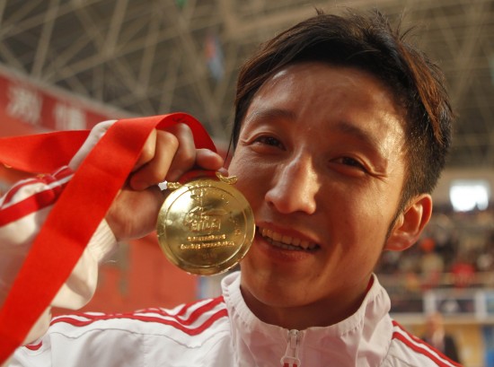 图文中国拳击公开赛10日赛况邹市明展示金牌