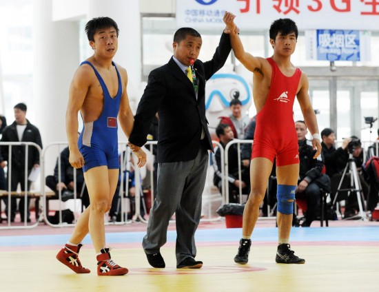 图文全国男子古典式摔跤锦标赛裁判宣布张青海胜
