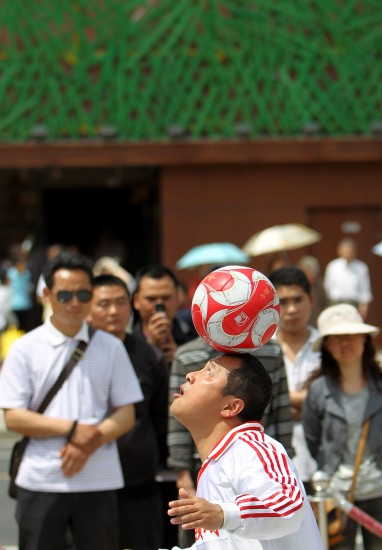 图文-上海世博会园区巴西馆足球元素 顶球表演